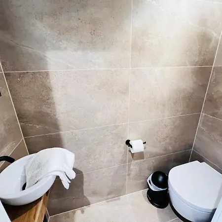 Gorgeous 1 Bedroom Flat With Balcony&parking *