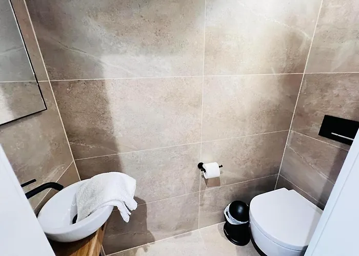 Gorgeous 1 Bedroom Flat With Balcony&parking *