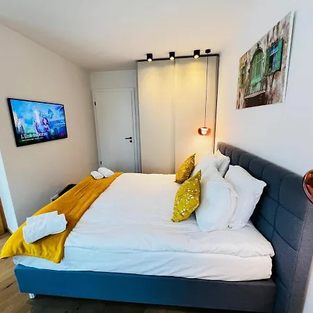 Gorgeous 1 Bedroom Flat With Balcony&parking *